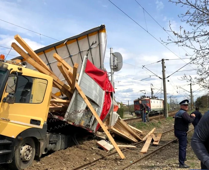 Tracficul este blocat pe calea ferată, dat şi pe DJ 172 A. FOTO: Ziar de Bistriţa