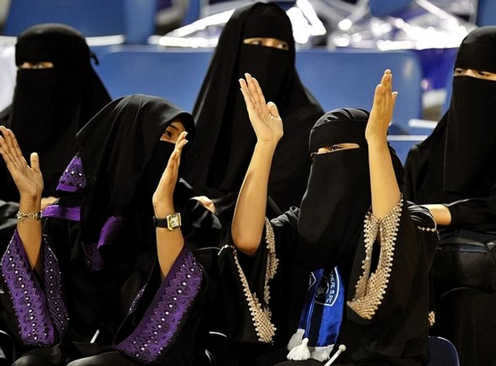 Femeile din Qatar care vin pe stadioane respectă normele islamice. FOTO: Arhiva Adevărul 