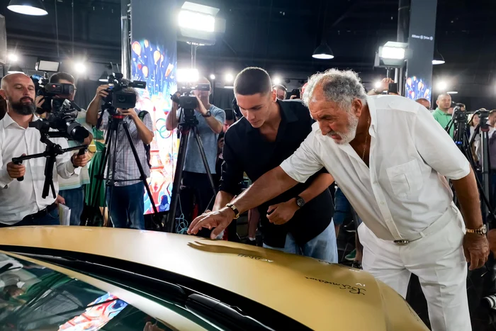 David Popovici a primit două maşini de la Ion Ţiriac. Foto arhivă