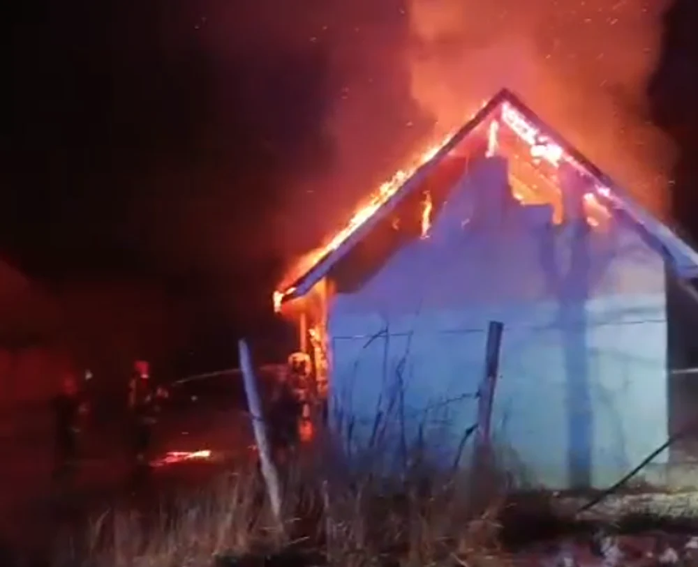 Tragedie în Bacău. Doi frați găsiți carbonizați în urma unui incendiu care le-a mistuit casa