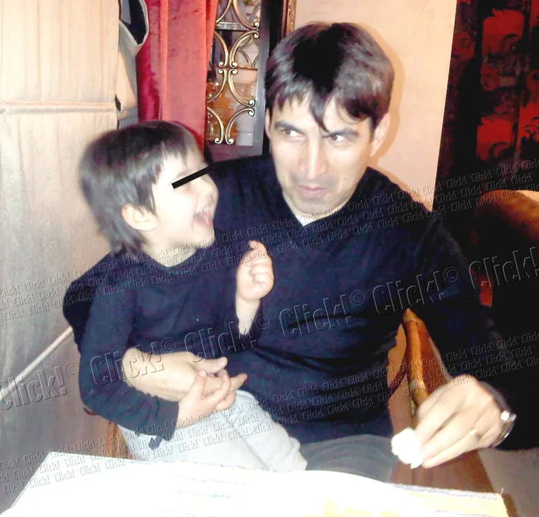 
    Micuţul Edan (4 ani),  fericit în braţele lui Piţurcă şi relaxat în  vacanţă alături de mami  