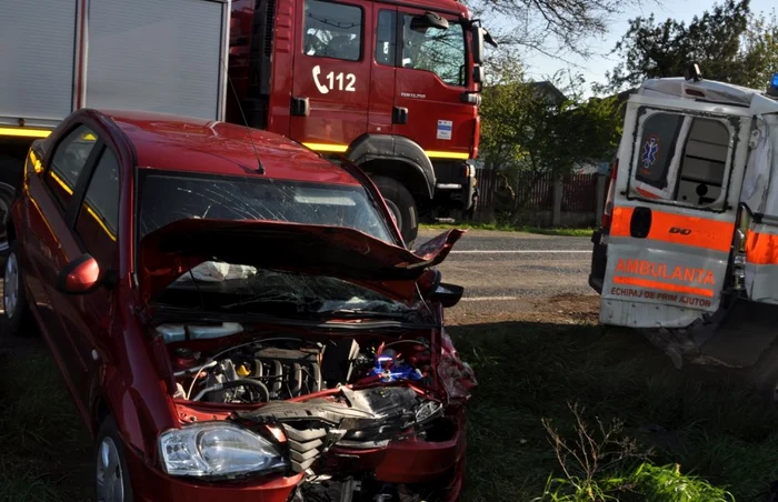 Maşina de serviciu a şefului ISU Ialomiţa a fost lovită de o ambulanţă FOTO: independentoline.ro