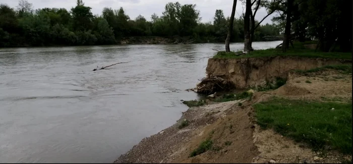 Prutul rupe malurile la Baranca FOTO Cosmin Zamfirache