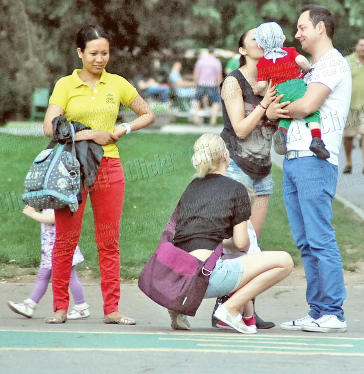 
    Familia Măruţă s-a  întâlnit în parc cu  nişte prieteni (fotografii: arhivă personală)  
