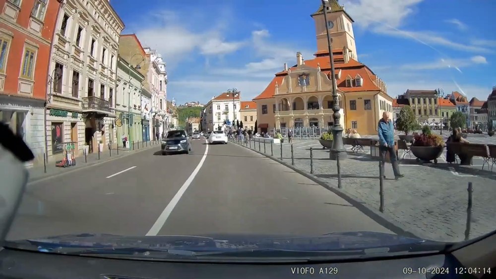 Momentul dramatic în care un șofer evită la limită să lovească un pieton căzut în fața mașinii, în centrul Brașovului. „Doamne, Dumnezeule mare”
