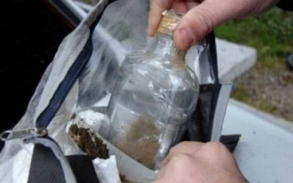 Poliţiştii au întocmit pe numele bărbatului dosar penal pentru săvârşirea infracţiunii de trafic de substanţe toxice