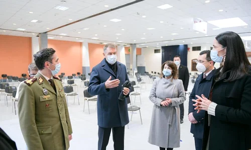 primarul  clotilde armand la centrele de vaccinare de la romexpo alaturi de iohannis jpeg