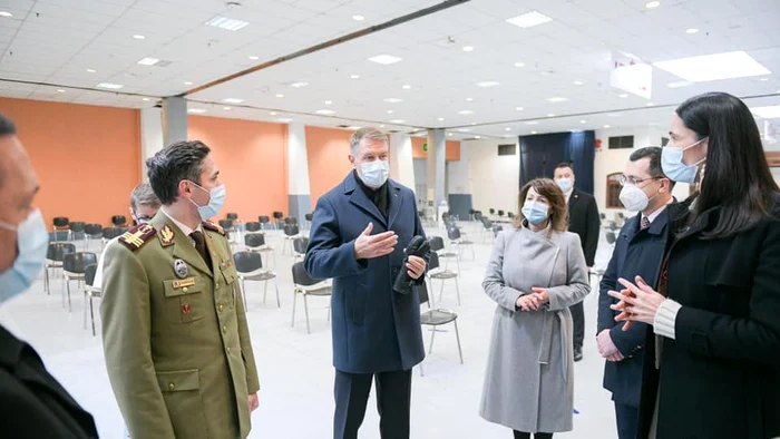 
    Președintele Klaus Iohannis a verificat centrele de la Romexpo, alături de primarul Clotilde ArmandFoto: Primăria Sectorului 1  