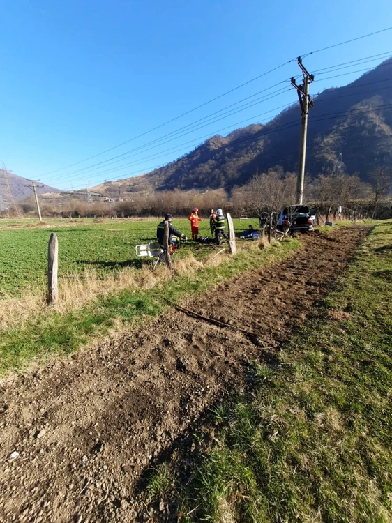 Accident mortal pe Valea Oltului - DN 7 - în zona Robeşti - Câineni din judeţul Vâlcea soldat cu trei victime dintre care una a murit Foto ISU Vâlcea