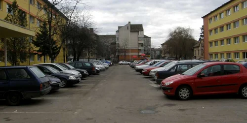 Parcări supraaglomerate în Complexul Studenţesc