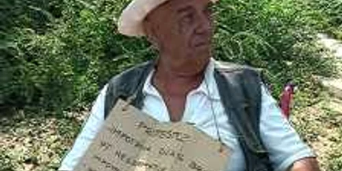 Bărbatul protesta în faţa Primăriei