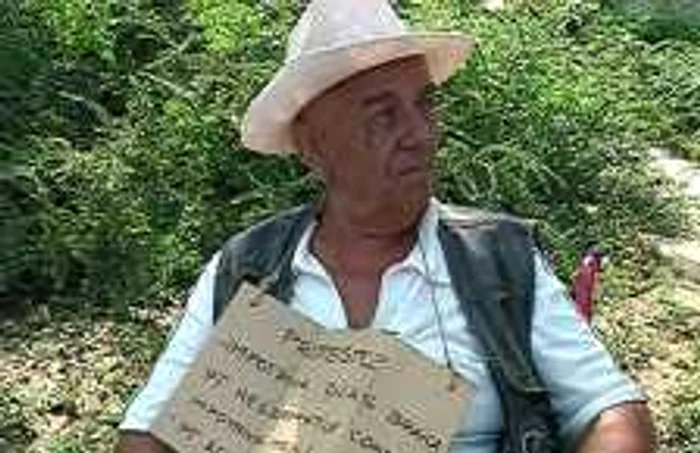 Bărbatul protesta în faţa Primăriei