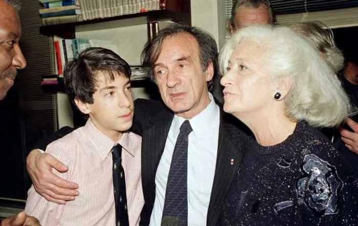 Elisha Wiesel cu tatal si mama sa in momentul anuntului ca Elie Wiesel a primit Nobelul pentru Pace in 1986 FOTO Pinterest