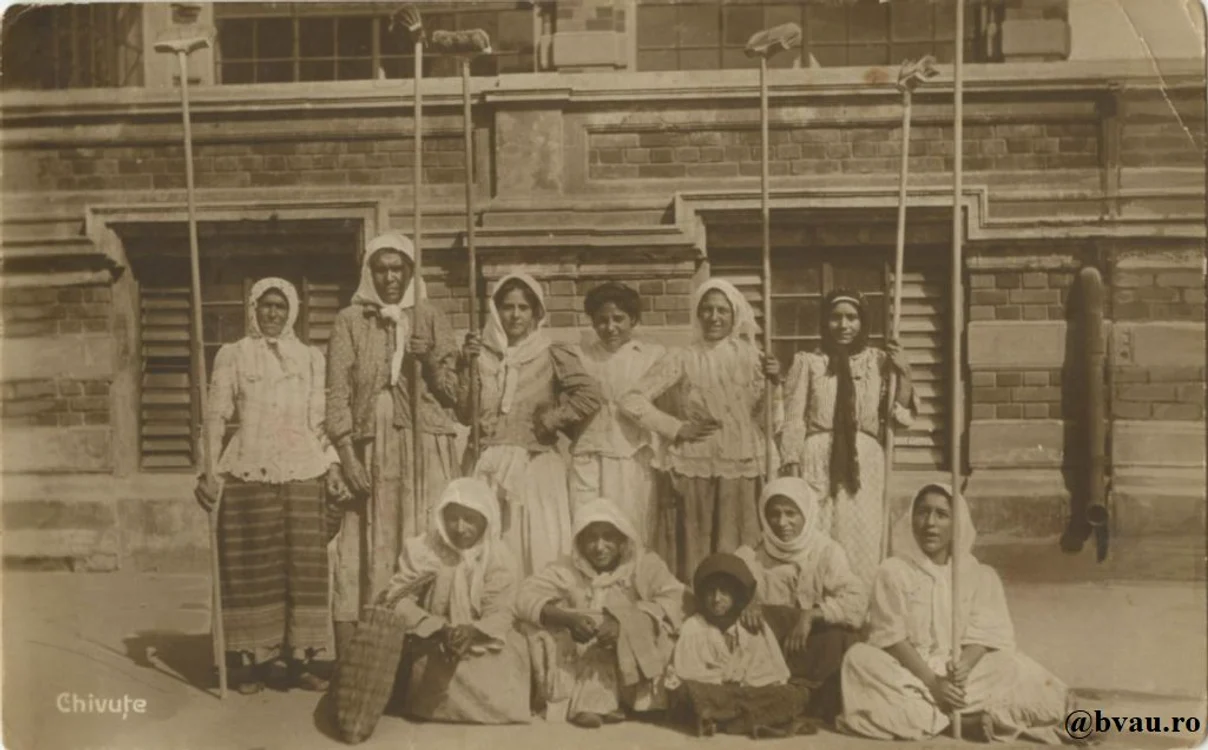 Chivuțe, în așteptarea clienților FOTO: Biblioteca V. A Urechia
