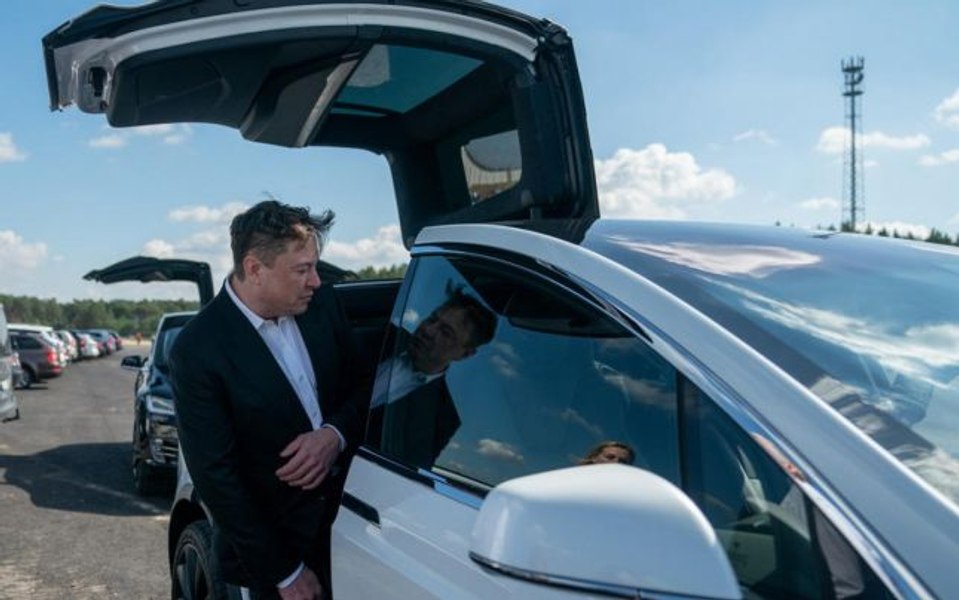De ce crește Elon Musk salariile inginerilor Tesla
