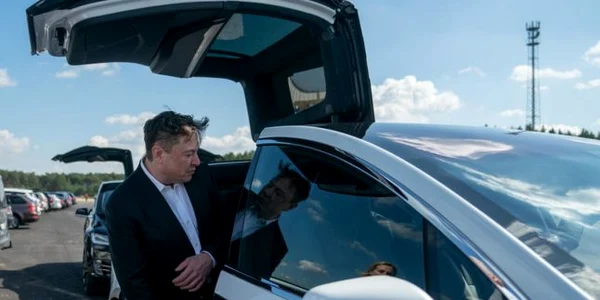Elon Musk la fabrica Tesla din Germania FOTO EP-AEFE / Alexander Becher