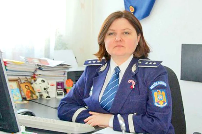 Dragoş Stan (13 ani) a fost surprins,  miercuri noaptea, în timp ce  spărgea uşa magazinului. A furat  300 de lei şi a fugit (FOTOGRAFII: Vremea Nouă)