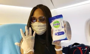 Naomi Campbell, 49 de ani, nu călătoreşte fără mască, mănuşi şi dezinfectant jpeg