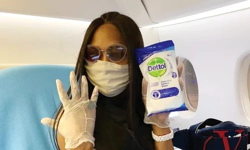 Naomi Campbell, 49 de ani, nu călătoreşte fără mască, mănuşi şi dezinfectant jpeg