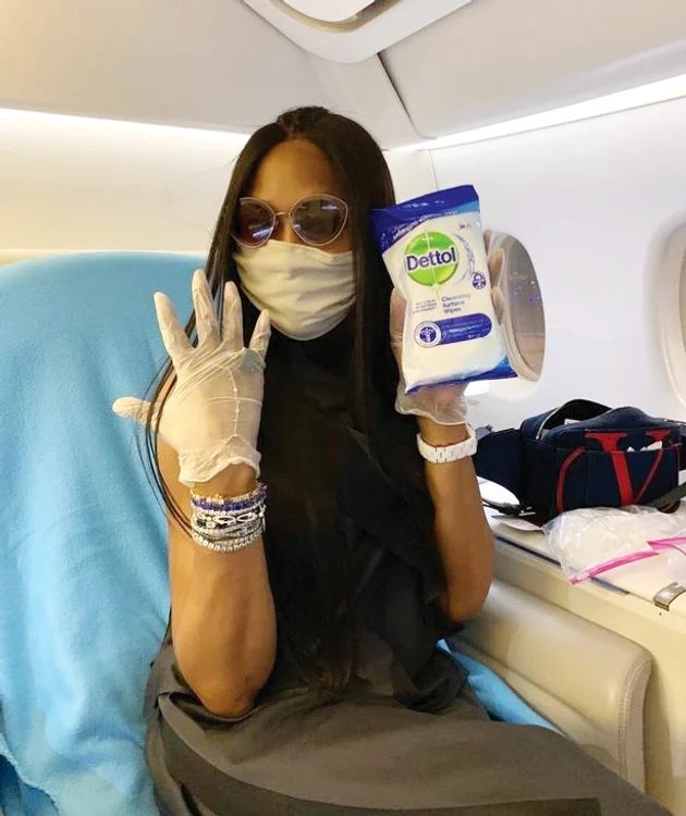 Naomi Campbell, 49 de ani, nu călătoreşte fără mască, mănuşi şi dezinfectant