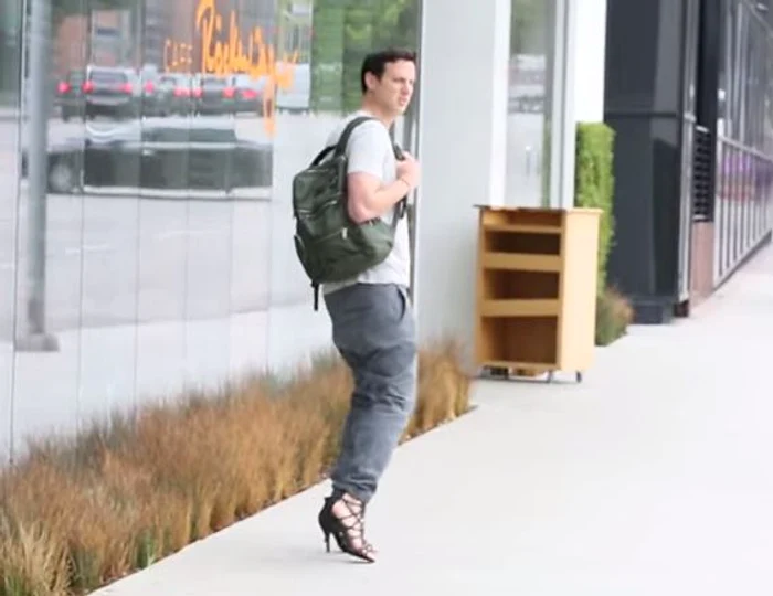 
    Brandon Cohen a purtat tocuri pentru o zi pentru a vedea cum se simt femeilefoto: captură video  