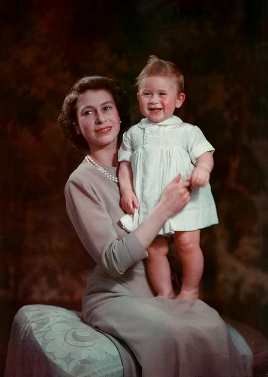 Regele Charles al III-lea, alături de mama lui, Regina Elisabeta a II-a (Foto: Twitter)