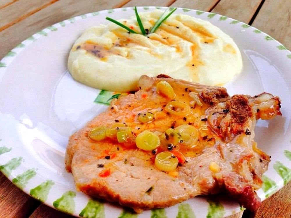 cotlet de porc in sos de unt cu ceapa verde si piure 377286 jpeg