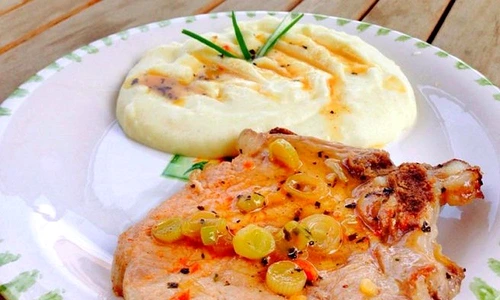 cotlet de porc in sos de unt cu ceapa verde si piure 377286 jpeg