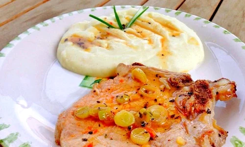 cotlet de porc in sos de unt cu ceapa verde si piure 377286 jpeg