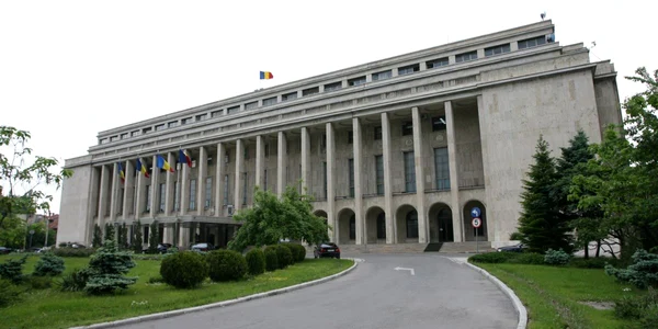 Guvernul plănuieşte reduceri salariale.