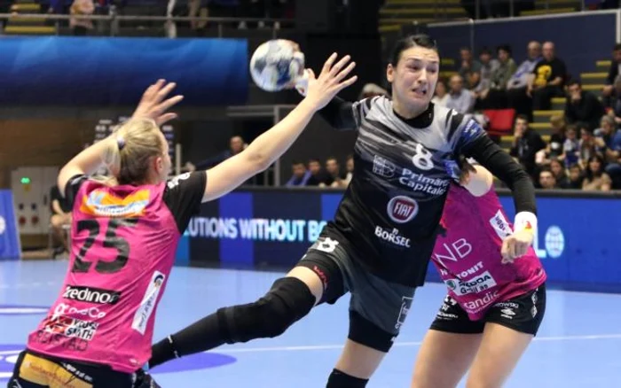 Cristina Neagu de la CSM Bucuresti lupta sa inscrie in meciul de handbal feminin contra echipei Vipers Kristiansand contand pentru Liga Campionilor disputat la Sala Polivalenta din Bucuresti sambata 7 matie 2020. GEORGE FILIP / MEDIAFAX FOTO