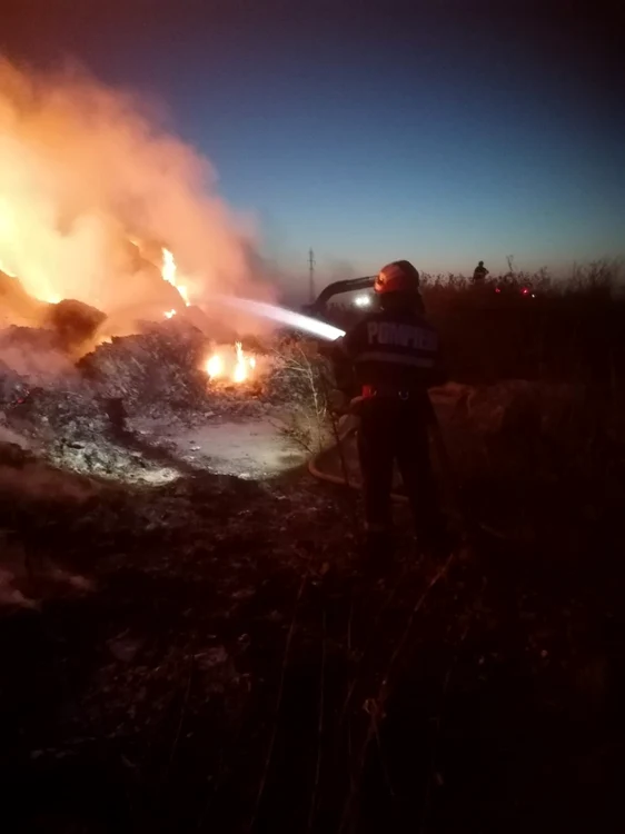 Pompierii acţionează de luni după-amiază la Ulmeni FOTO ISU Călăraşi