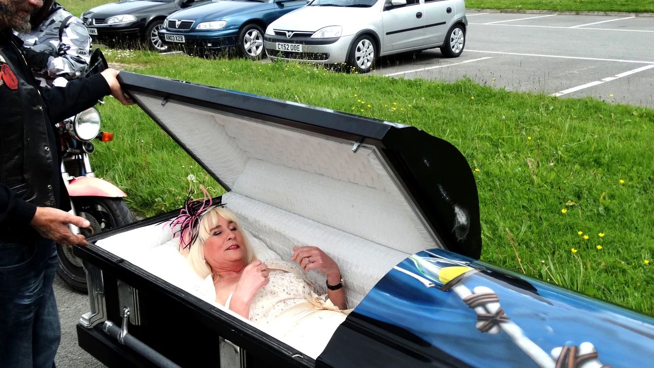 
    Jenny Buckleff (58 de ani) a apărut la altar într-un sicriu tras de o motocicletăfoto: Photoland/Caters  