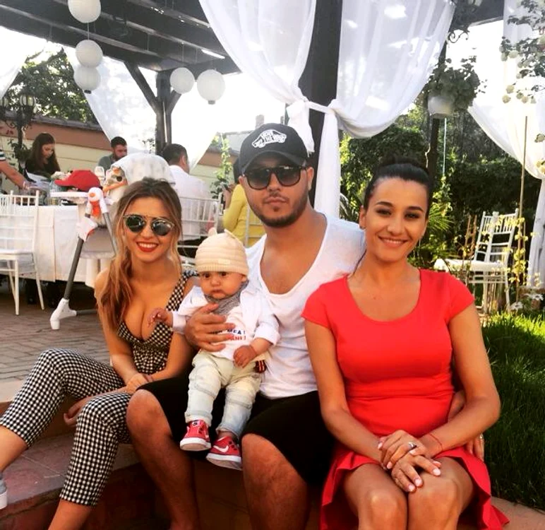Claudia şi Gabi Bădălău sunt nişte părinţi foarte mândri de micuţul lor