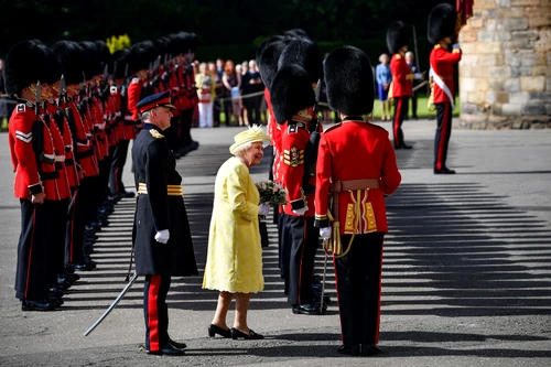 Regina Elisabeta si Gărzile de onoare FOTO Getty Images