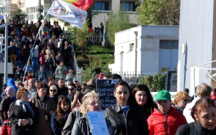 Mangalia a ieşit la protest la adresa fracturării FOTO Ediţia de Sud