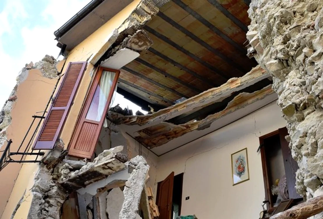 Un alt triunghi al vieţii într-o clădire din Italiafoto: Getty