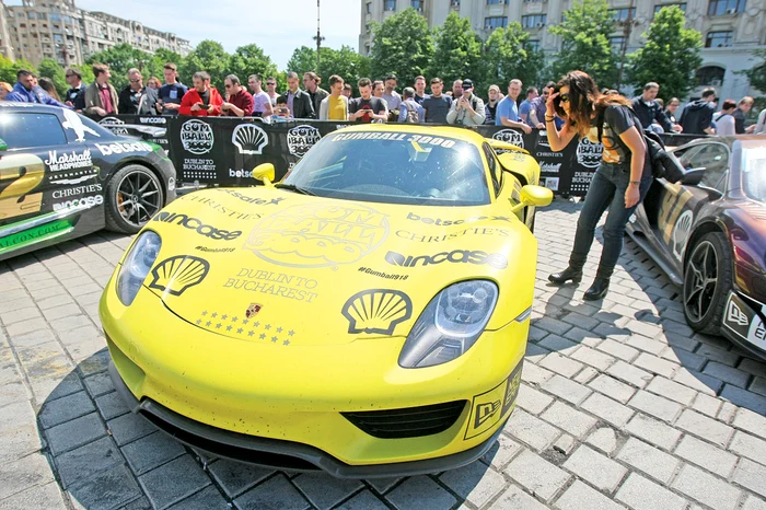 Fiind atât de valoroase, maşinile au fost poarcate într-o zonă îngrădită, păzită de o firmă de securitate. Oamenii le puteau admira doar din spatele gardului