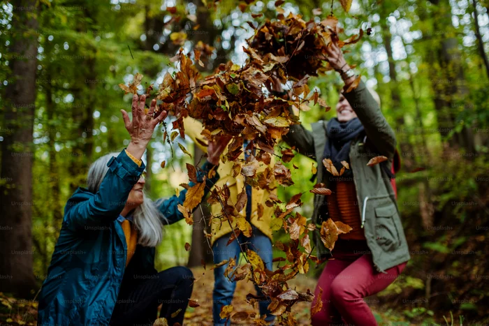 Oameni în pădure, în natură, care se bucură de toamnă și de energie Foto Unsplash