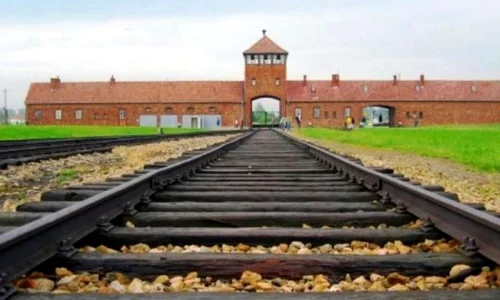 Otto Dov Kulka, un om care a reuşit să supravieţuiască lagărului de la Auschwitz, şi a povestit într o carte amintirile despre Mengele jpeg