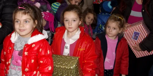 cadouri pentru copii mehedinti FOTO Alexandra Georgescu 