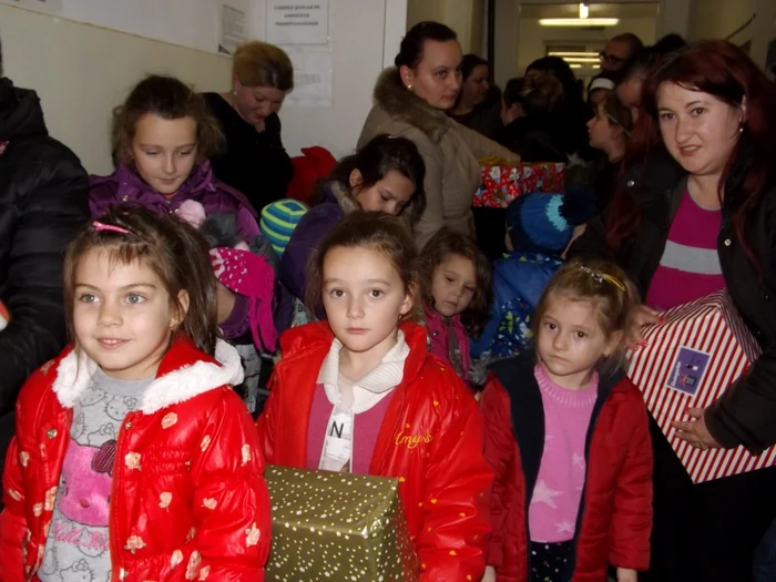 Copiii din Brezniţa Ocol au primit aceste cadouri marţi seară FOTO Alexandra Georgescu