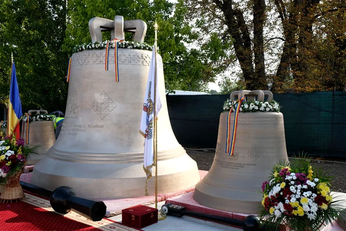 Clopotele au o greutate totală de 33 de tone 