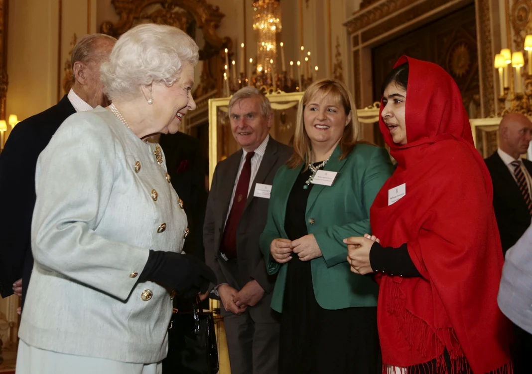 Regina Elisabeta a II-a a primit-o pe Malala la Palatul Buckingham. FOTO: Reuters