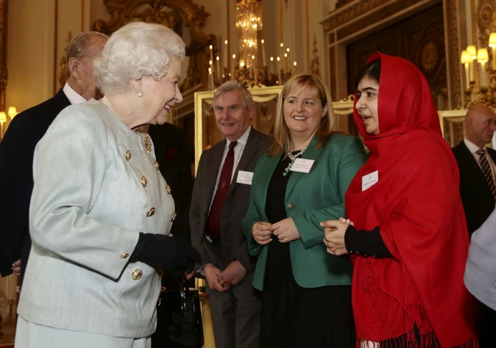 Regina Elisabeta a II-a a primit-o pe Malala la Palatul Buckingham. FOTO: Reuters