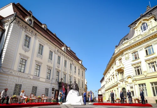 Dezvelirea statuii lui Samuel von Brukenthal din Piaţa Mare Sibiu din faţa muzeului cu acelaşi nume Foto FB Muzeul Naţional Brukhental