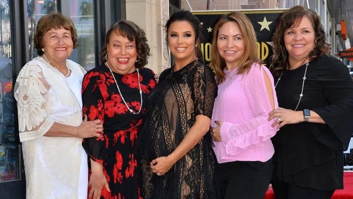 Eva Longoria, alături de mama şi de surorile ei. Foto: Profimedia