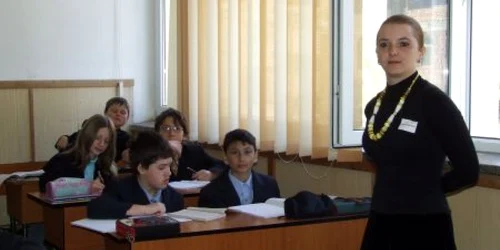 Ca măsură de protest, profesorul Raluca Dosoftei poartă un ecuson pe care scrie "grevă japoneză"