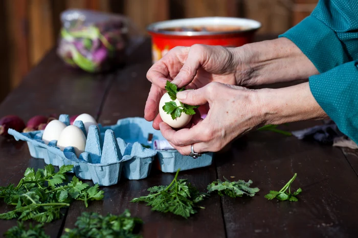Ouăle decorate cu plante, specifice sudului țării. FOTO: Shutterstock