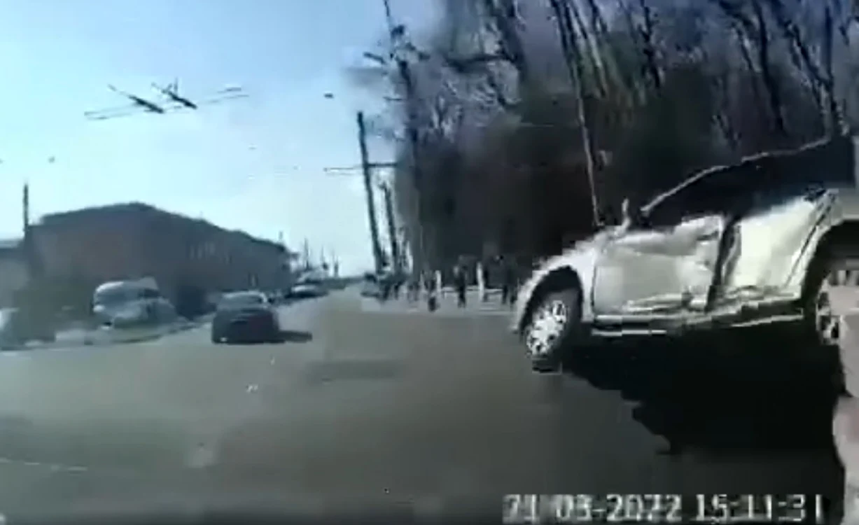 Una dintre maşini s-a răsturnat în urma impactului                                           Foto: Captură Facebook